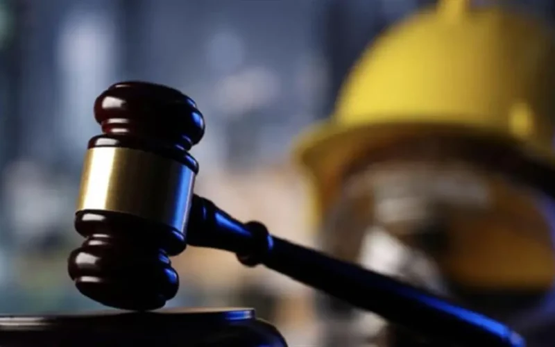 ما هي مدد الإجازات السنوية والعارضة التي يضمنها قانون العمل للموظفين؟